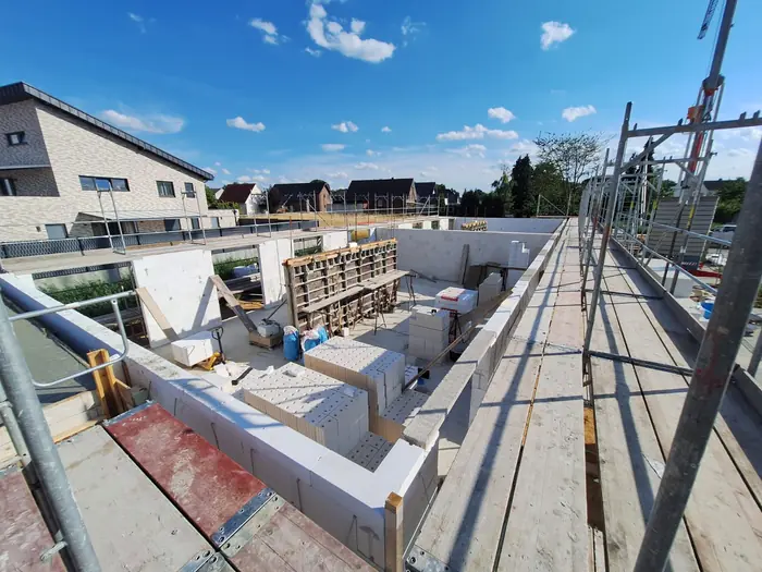 Baustelle mit Kran, Juli 2026